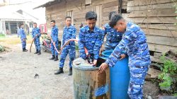 Setetes Kepedulian Ditengah Kemarau, Lanud Sjamsudin Noor Kembali Hadir Salurkan Air Bersih Untuk Warga