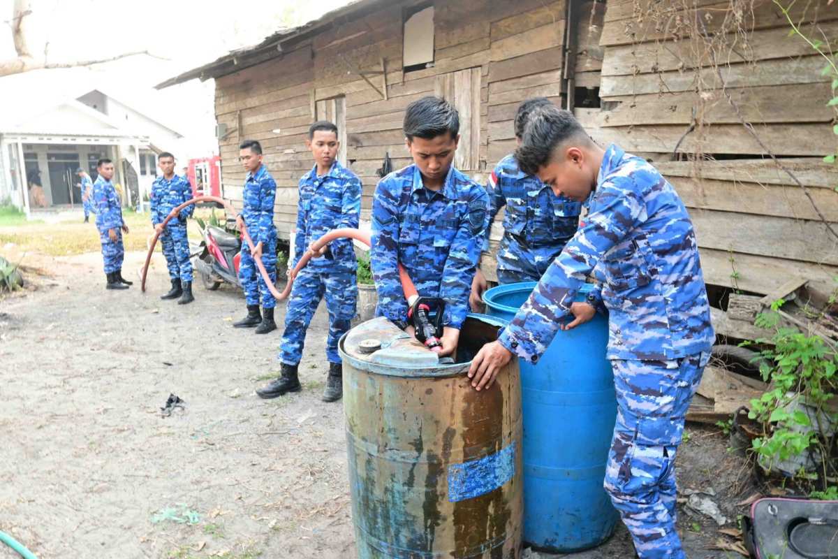 Setetes Kepedulian Ditengah Kemarau, Lanud Sjamsudin Noor Kembali Hadir Salurkan Air Bersih Untuk Warga