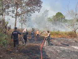 Babinsa dan Tim Damkar Gerak Cepat Padamkan Karhutla