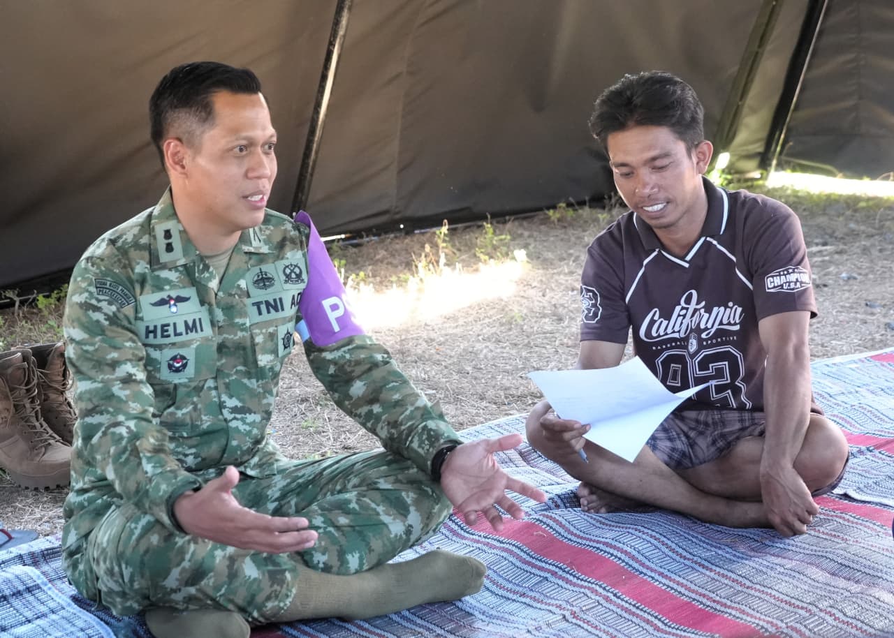 Puspsi TNI Bersama Kodim 1612/Manggarai dan Yonif TP 834/WM Berikan Trauma Healing kepada Penyintas Gempa