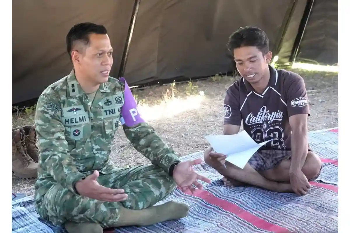 Puspsi TNI Bersama Kodim 1612/Manggarai dan Yonif TP 834/WM Berikan Trauma Healing kepada Penyintas Gempa