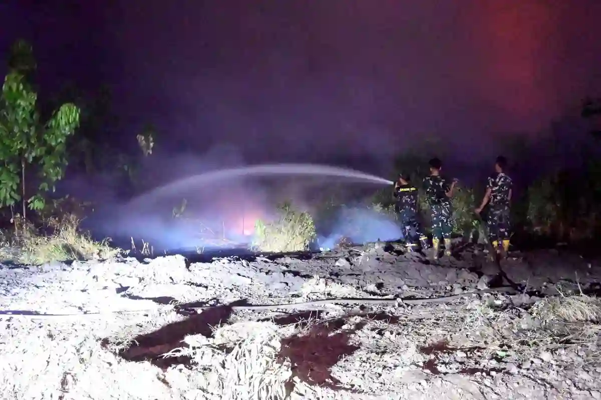 Gelap Malam Tak Jadi Penghalang, Satgas Karhutla Lanud Sjamsudin Noor Kembali Berjibaku Hadang Karhutla Hingga Dini Hari