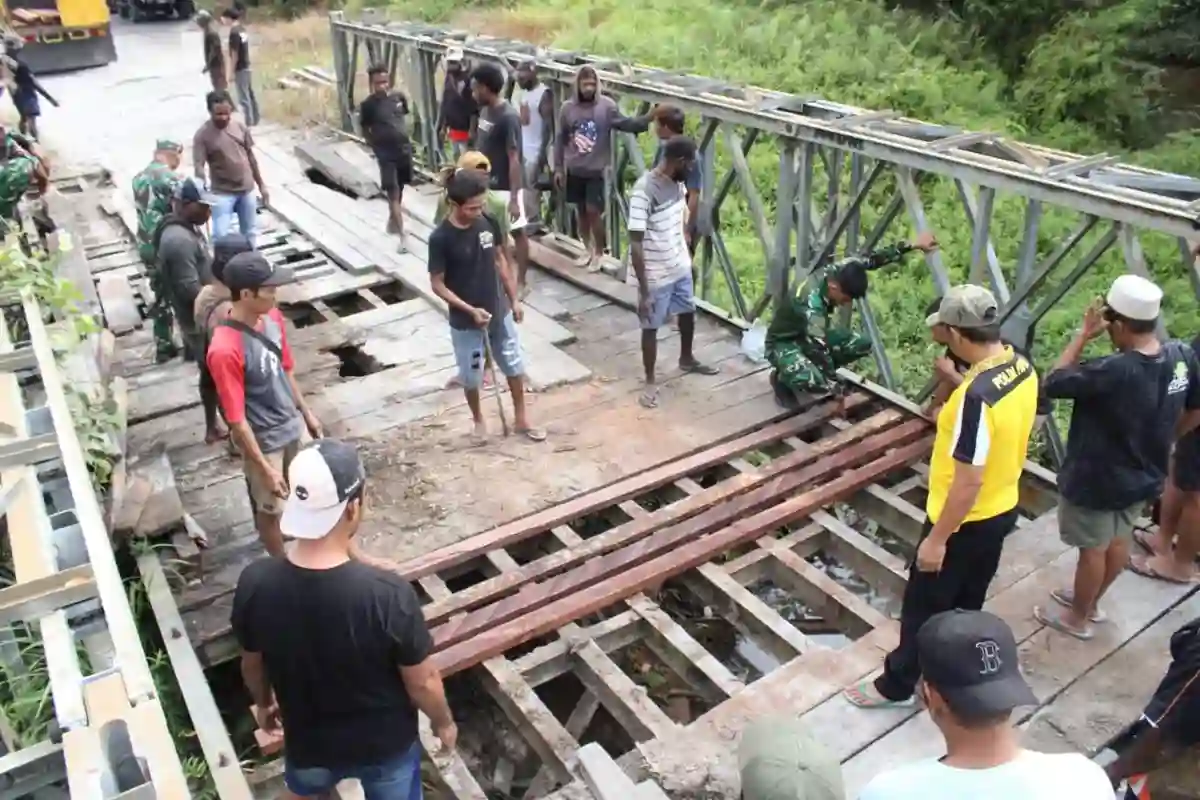 Sinergi TNI-Polri dan Masyarakat Perbaiki Jembatan Poros Lokpon-Dekai Sambut HUT ke-81 TNI
