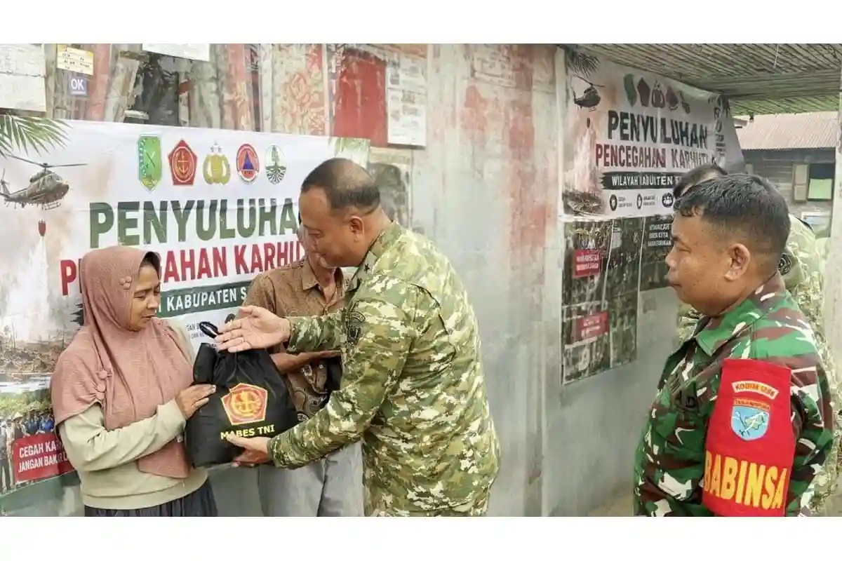 TNI Gencarkan Penyuluhan Door to Door Cegah Karhutla di Kabupaten Sambas