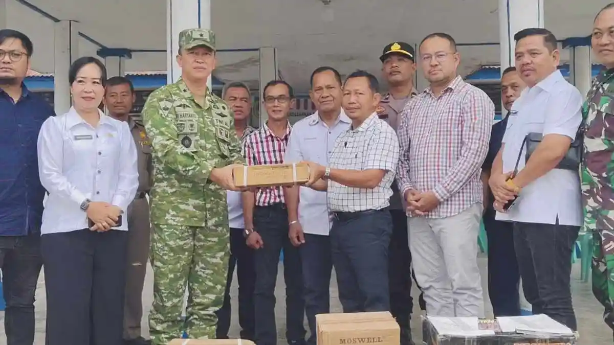 Satgas Karhutla TNI Kawal Penyaluran Bantuan Korporasi untuk Desa Terdampak di Melawi