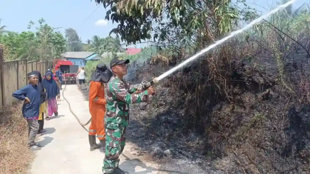 Babinsa Gunung Steleng Bersama Tim Damkar dan warga Padamkan Karhutla di Wilayah Binaan