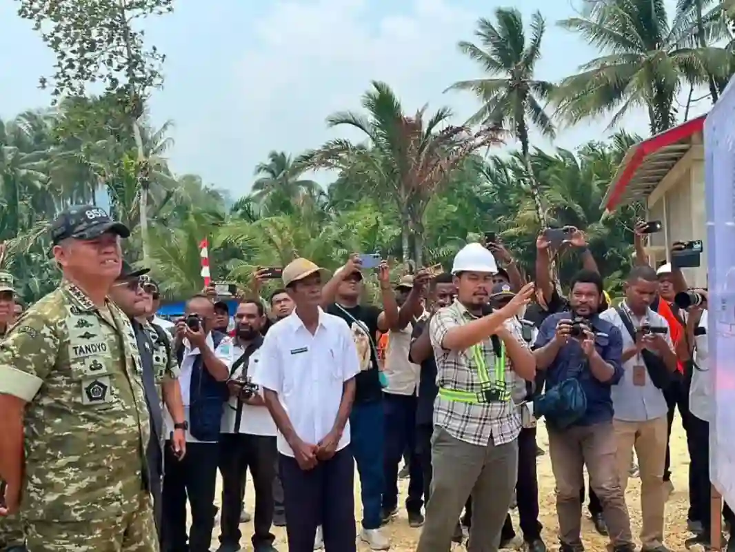 Wapang TNI Tinjau Yonif TP 859/RBK dan KDKMP di Papua