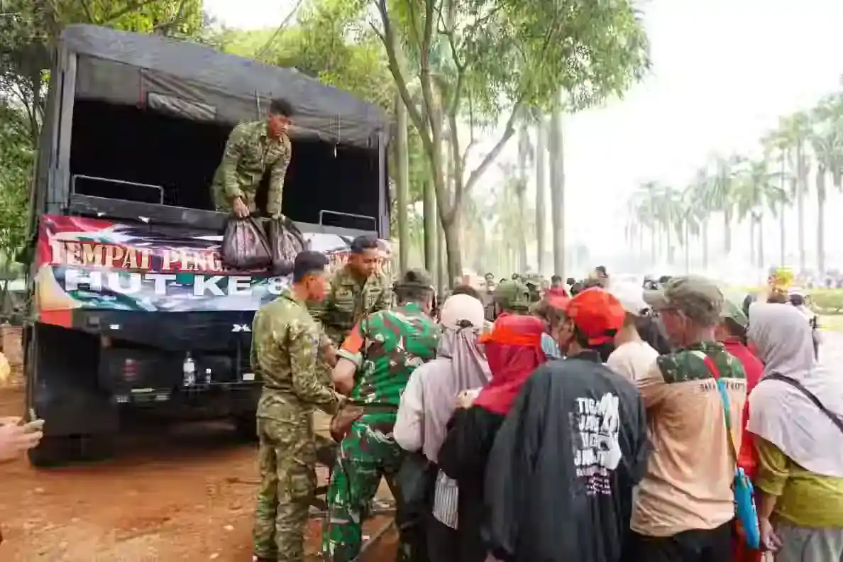 TNI Bagikan 22.000 Porsi Makanan Gratis Untuk Masyarakat pada TNI Fair 2026 Di Monas