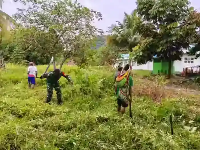 Gotong Royong di Batom sambut HUT Ke-81 TNI