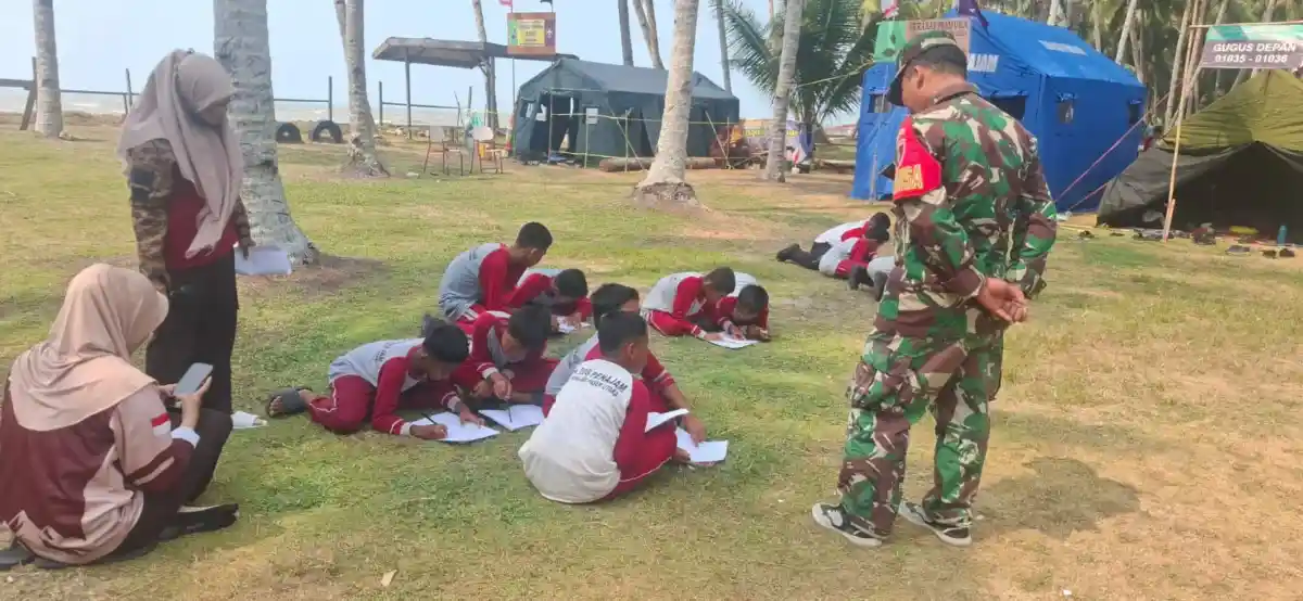 Babinsa Koramil 01/Penajam Komsos dan Pantau Wilayah Binaan Di Pesisir Pantai