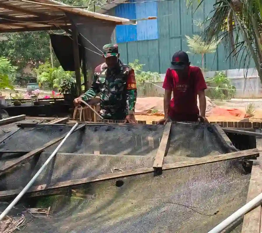 Dukung Hanpangan, Babinsa Giripurwa Komsos Dengan Peternak Ikan di Desa Binaan