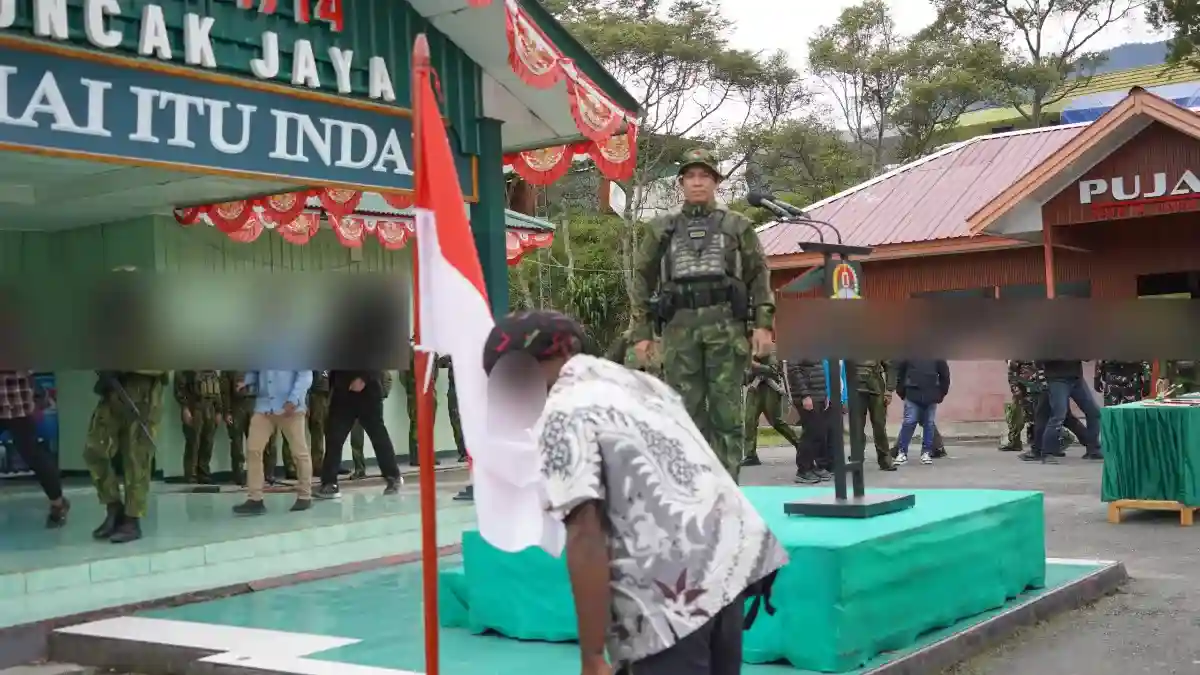 Memilih Jalan Damai, Empat Anggota OPM Puncak Jaya Serahkan Senjata kepada Pangkoops TNI Habema dan Kembali ke Masyarakat