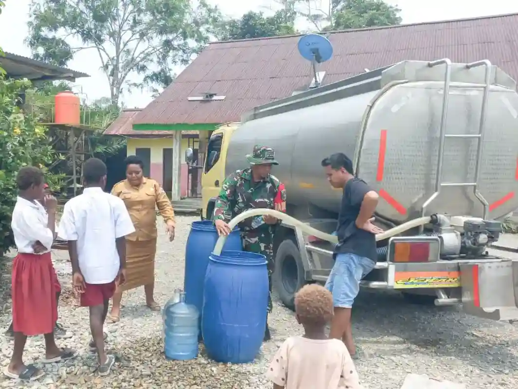 Distribusi Air Bersih kepada Warga, Koramil 1710-03/Kuala Kencana Bantu Penuhi Kebutuhan Masyarakat