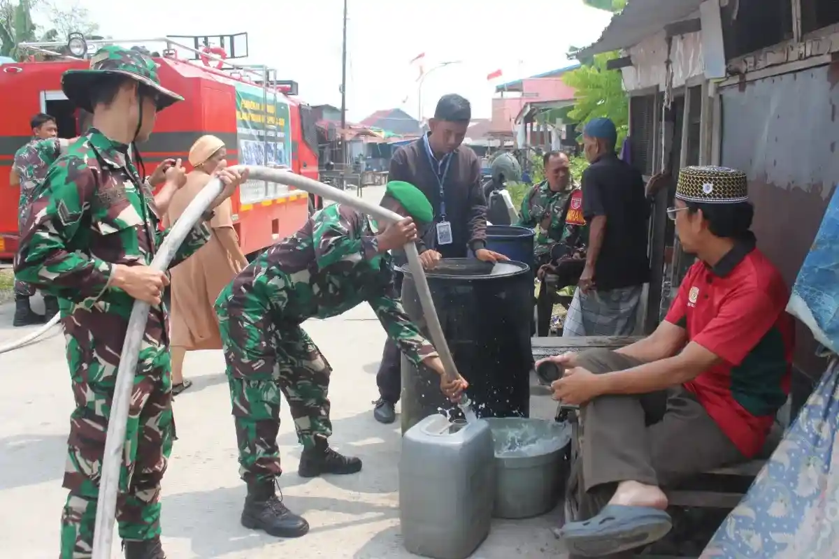 Dampak Kemarau Panjang , Kodim 0913/PPU Salurkan Air Bersih Kepada Warga Penajam