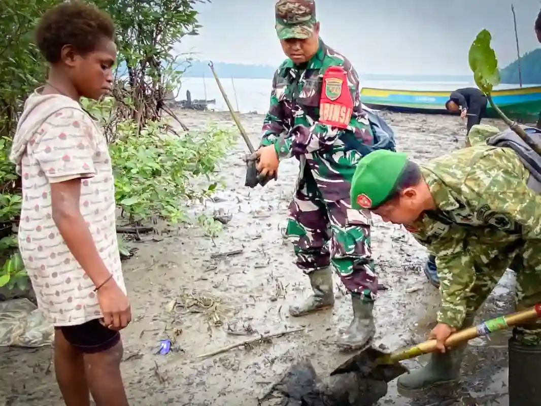 Jaga Kelestarian Lingkungan, Kodim 1710/Mimika Tanam Mangrove Sambut HUT ke-81 TNI
