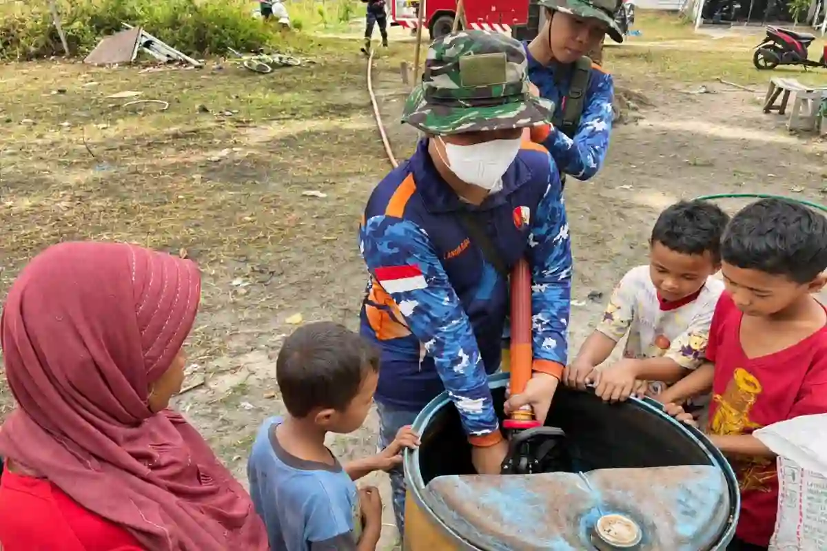 Respons Dampak Kemarau, Lanud Sjamsudin Noor Kembali Salurkan Air Bersih untuk Warga