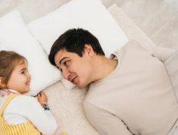 9 Cara Menjelaskan kepada Anak-Anak tentang Kekacauan Saat Ini Menurut Psikologi, Apa Sajakah Itu?