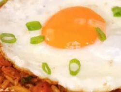 Resep Nasi Goreng Kimchi dengan Homemade Spam, Gurih Pedas ala Korea