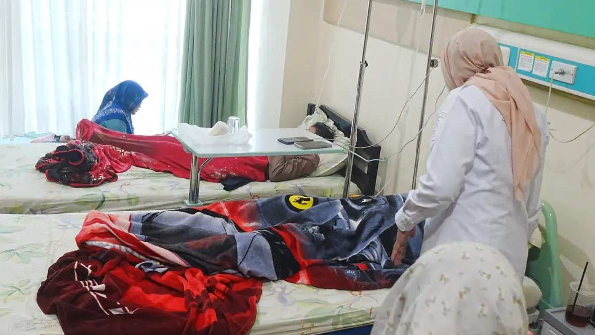 Sejumlah santri Ponpes Manba’ul Hikam menjalani perawatan di RS Siti Hajar Sidoarjo setelah diduga mengalami keracunan menu MBG