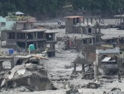Banjir tersebut terjadi setelah sebuah gletser menyusut dan memicu tanah longsor
