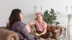 9 Tanda Kamu Dibesarkan oleh Orang Tua yang Benar-Benar Mendengarkan Menurut Psikologi