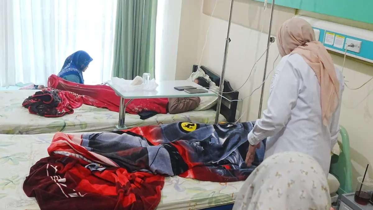 Sejumlah santri Ponpes Manba’ul Hikam menjalani perawatan di RS Siti Hajar Sidoarjo setelah diduga mengalami keracunan menu MBG