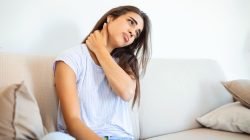 Jangan Panik, Ini 5 Cara Meredakan Leher Kaku Akibat Salah Posisi Tidur