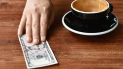 Bukan Sekadar Soal Uang, 7 Karakter Ini Kerap Dimiliki Orang yang Gemar Memberi Tip