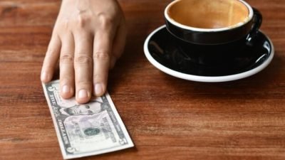 Bukan Sekadar Soal Uang, 7 Karakter Ini Kerap Dimiliki Orang yang Gemar Memberi Tip