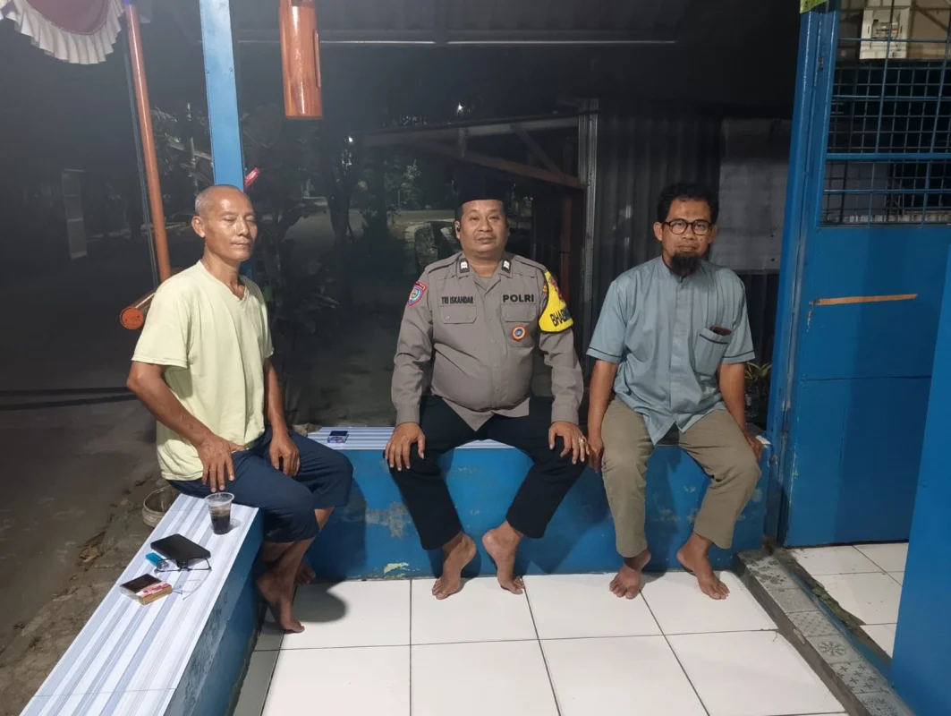 Ronda Siskamling Bersama Warga, Aiptu Tri Iskandar Ajak Masyarakat Tingkatkan Kewaspadaan di Bitung Jaya