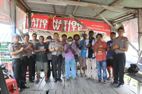 Polisi Bersama Masyarakat, Kapolresta Sorong Kota Ngopi Bareng Pengemudi Ojek SPG Kilo 7, Bahas Keselamatan dan Kamtibmas