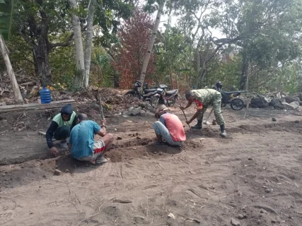 Hadir Di tengah Masyarkat, Babinsa Koramil 1505-01/Tidore Turun Langsung Bantu Warga Bangun Jalan Setapak