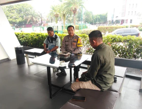 Sambang Warga, Aipda Reza Fajar Sosialisasikan Layanan 110 dan Perkuat Sinergi Kamtibmas di Desa Bojong
