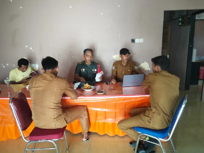 Pererat Silaturahmi, Babinsa Koramil 02/Wasile Jalin Komsos Bersama Staf Desa