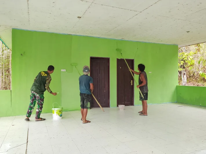 Jadi Sarana Komunikasi Dengan Masyarakat, Satgas TMMD Ke-130 Perbaiki Balai Kampung Yamboi