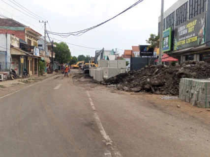 Proyek Drainase di Kawasan Pertokoan di Kota Probolinggo Dikeluhkan, Pengawasan Jadi Perhatian