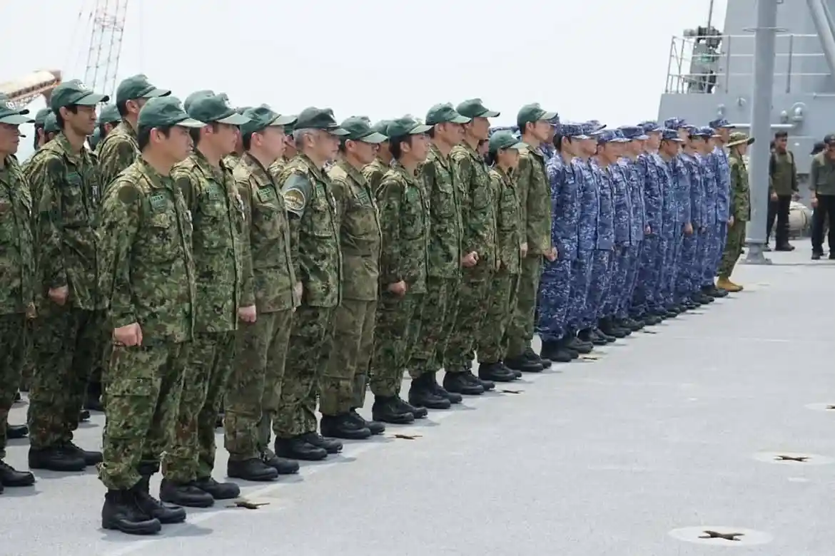 Wapang TNI Dampingi Menhan RI Anugerahkan Satyalancana Dharma Samudera kepada Personel JMSDF