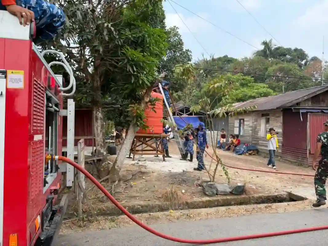Kepedulian Tak Pernah Surut, Lanud Sjamsudin Noor Kembali Salurkan Air Bersih bagi Warga