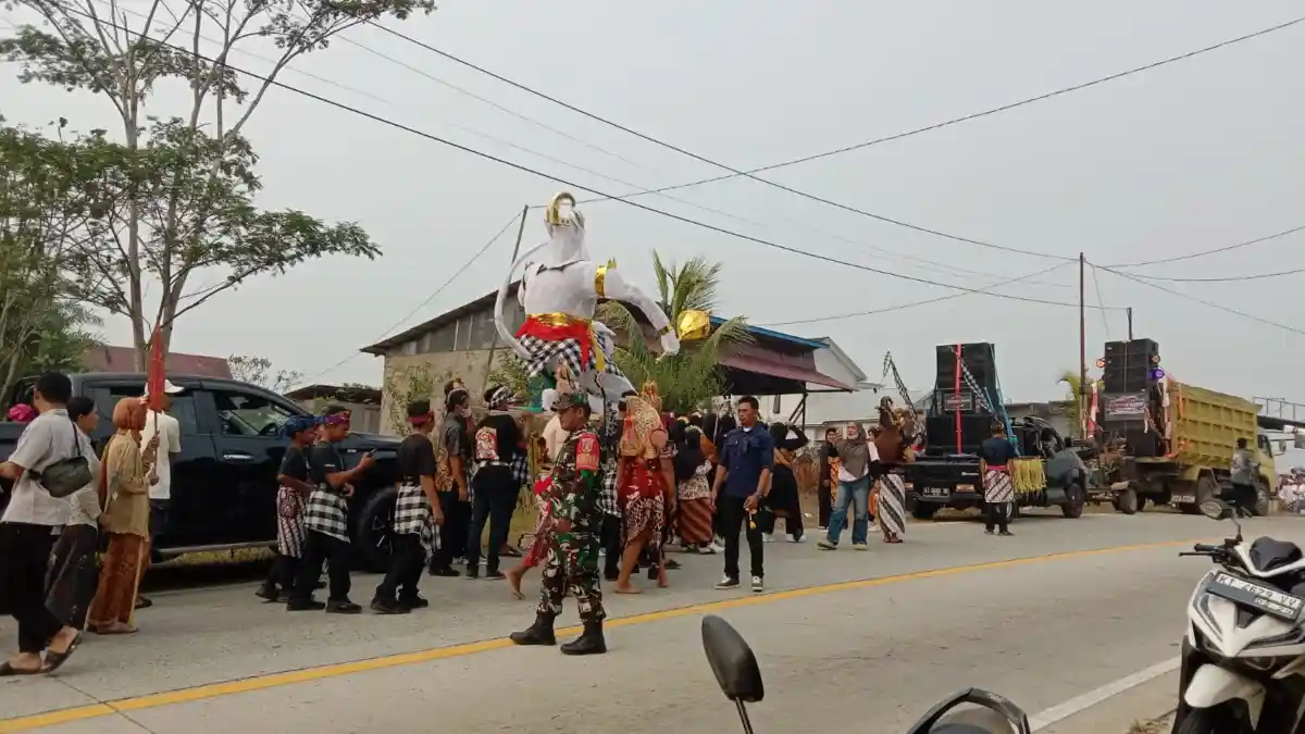 Peduli Kebudayaan, Babinsa Sukomulyo Kawal Karnaval Di Desa Binaan