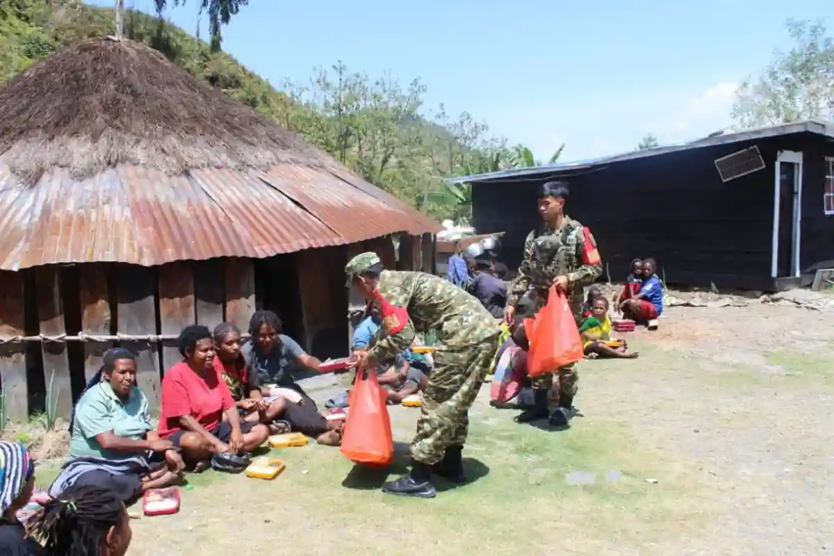 HUT Ke-81 TNI Tahun 2026, Kodim 1714/Puncak Jaya Berbagi Kasih Bersama Masyarakat Kampung Kulok Enggame