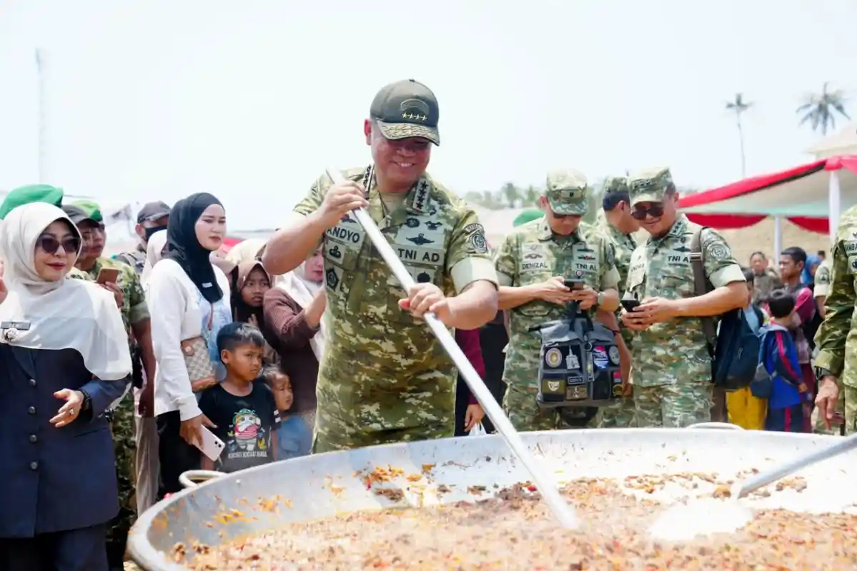 Wakil Panglima TNI Bagikan Sembako dan Tinjau Masak Kuali Merah Putih Bobon Santoso, Perkuat Kebersamaan TNI dan Rakyat