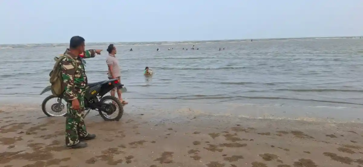 Waspada Saat Berenang, Babinsa Tanjung Tengah Himbau Pengunjung Pantai Corong