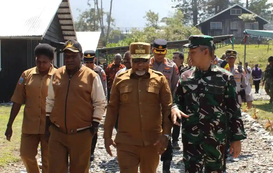 Kodim 1714/PJ dan Polri Kawal Wakil Gubernur Papua Tengah Tinjau Pembangunan Sekolah dan Serahkan Bantuan