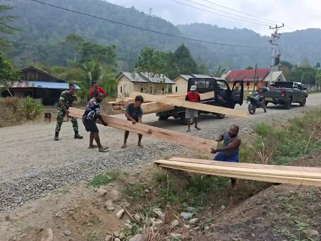 Penuh Semangat Kebersamaan, Gotong Royong Satgas TMMD Kodim 1808/Mansel Bersama Masyarakat