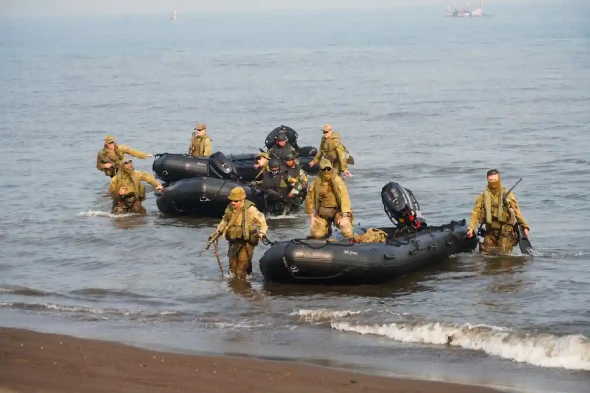 Jelang Demo Pendaratan Amfibi, TNI–ADF Mantapkan Latihan di Pantai Banongan