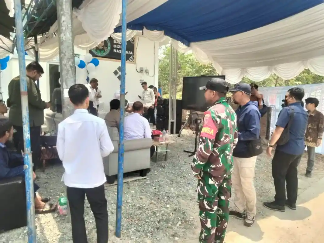 Dukung Program MBG, Babinsa Koramil 01/Penajam Hadiri Peresmian SPPG Serentak