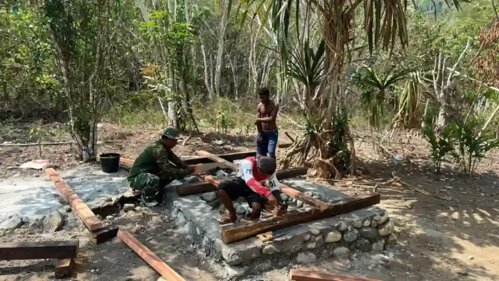 Penuhi Kebutuhan Dasar Masyarakat, Satgas TMMD ke-130 Bangun MCK di Kampung Yamboi