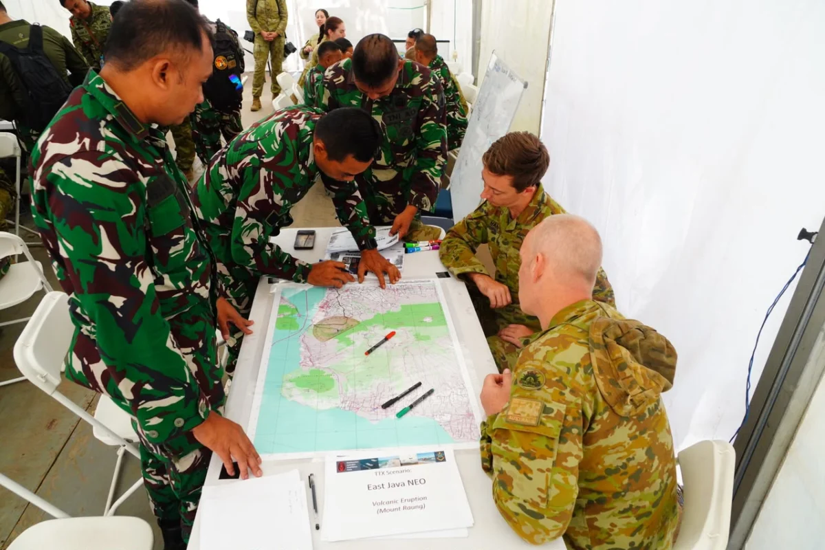 TNI–ADF Gelar NEO TTX, Simulasikan Evakuasi Warga akibat Erupsi Gunung Raung