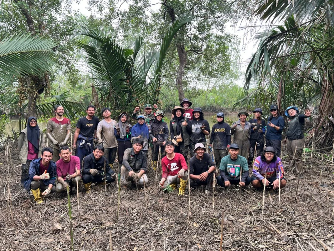 Cinta Alam dan Bekantan, Babinsa Tanjung Tengah Turut Serta Tanam Mangrove oleh Yayasan Pakisbaja