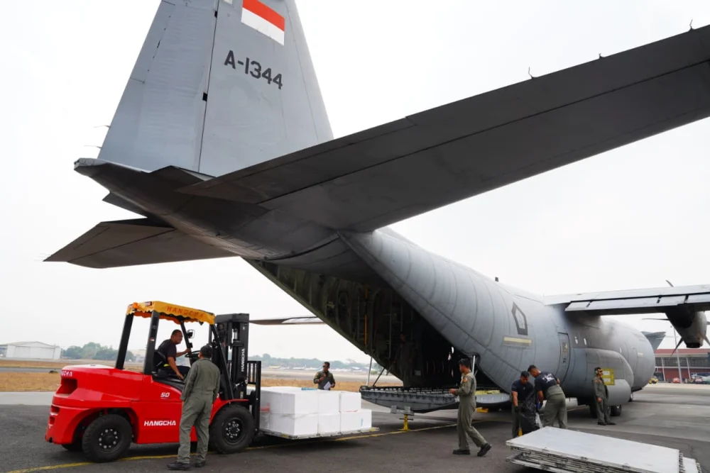 OMC Efektif Hentikan Karhutla, TNI Kirim 4,6 Ton Dry Ice ke Banjarmasin dan Palembang